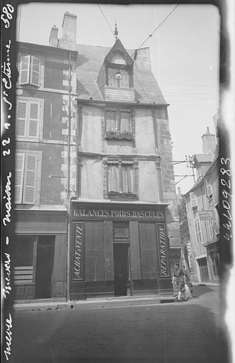 Façade, au rez-de-chaussée magasin de ' balances, poids et mesures ' .Pans de bois dégagées au milieu de années 80