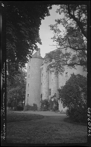 Angle de façades, avec tour, vue au travers de frondaisons