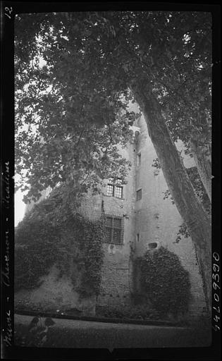 Partie de façade : base de la tour d'angle et fenêtres grillagées