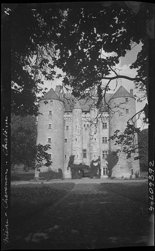 Façade principale, ensemble avec les deux tours d'angle et les deux tourelles encadrant l'entrée