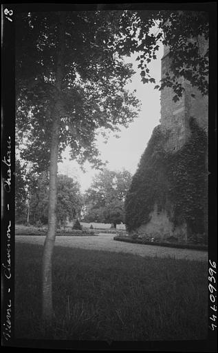 Façade, partie basse d'une tour d'angle : vue prise vers le parc