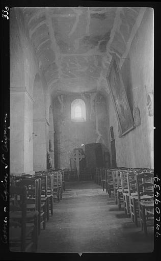 Intérieur, bas-côté : au fond, croix en bois