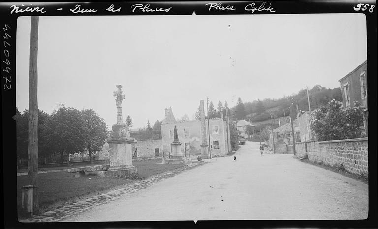 Ensemble de la place, maisons détruites