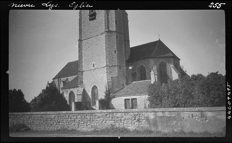 Extérieur, détail de la façade latérale, côté clocher : vue prise de l'autre côté du mur d'enceinte