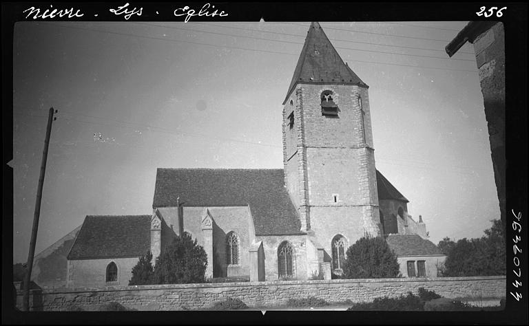 Vue d'ensemble latéral, côté clocher : vue prise de l'autre côté de la route