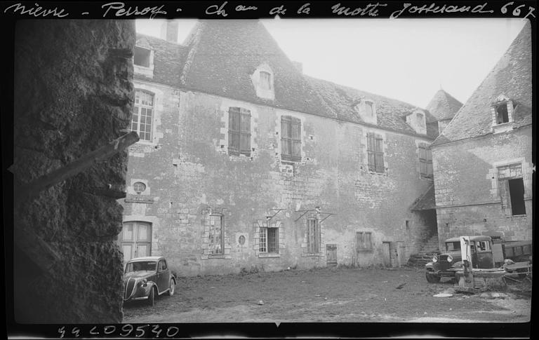 Cour : façade du bâtiment d'habitation
