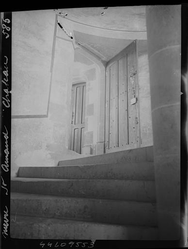 Intérieur, escalier en pierre : porte en bois