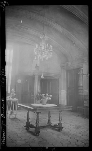 Intérieur, salon : table