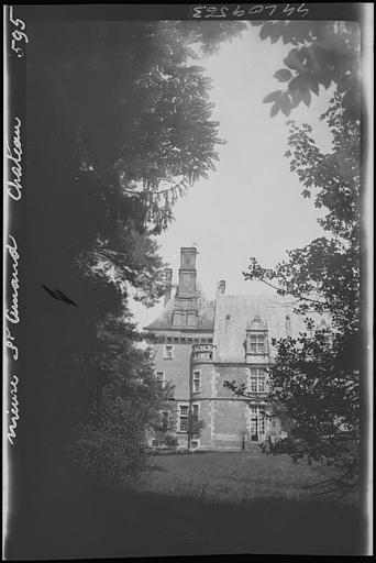 Partie de façade, vue prise du parc dans une trouée d'arbres