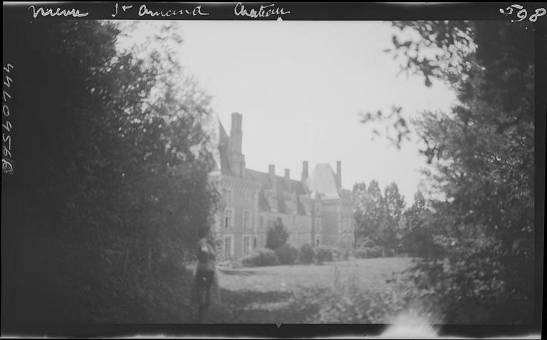 Façade, côté parc, vue éloignée prise depuis une trouée d'arbres