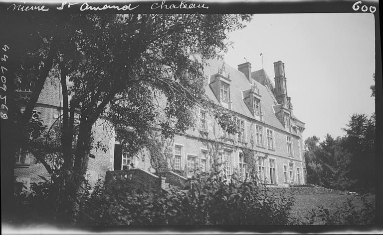 Façade côté parc en partie masquée par des frondaisons