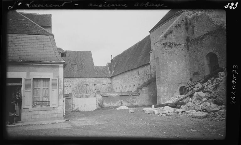 Cour, ensemble des bâtiments