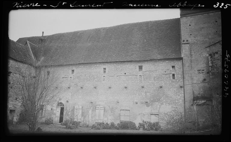 Cour : façade d'un des bâtiments conventuels, ensemble