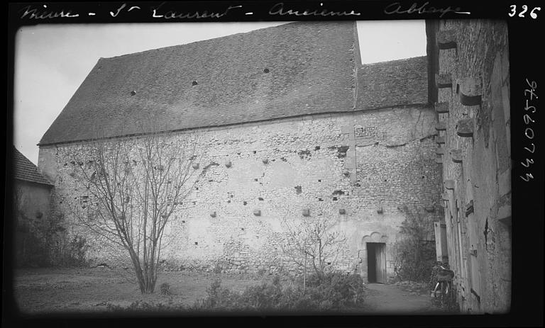 Cour : façade d'un des bâtiments conventuels, ensemble