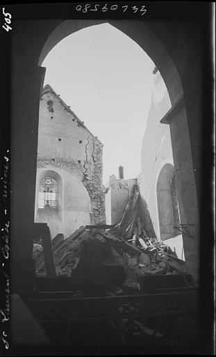 Eglise après écroulement, intérieur : restes de chapelle