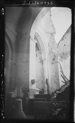 Eglise après écroulement, intérieur : restes, grilles du choeur, cloche déposée