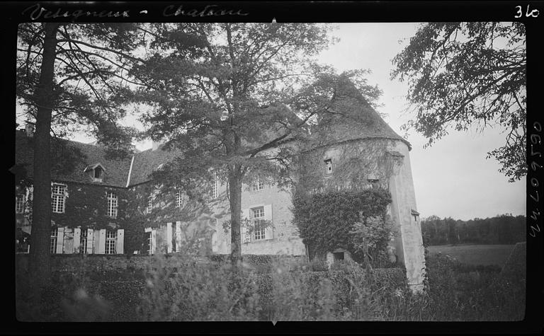 Angle de façades avec donjon