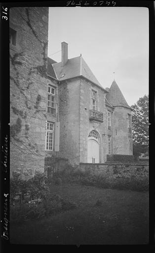 Façade principale : détail de la porte d'entrée, vue prise depuis les anciennes douves