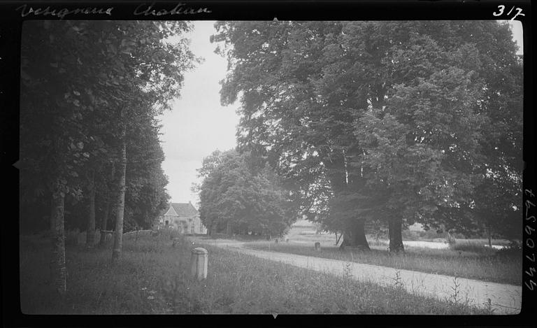 Vue éloignée prise depuis une route : borne