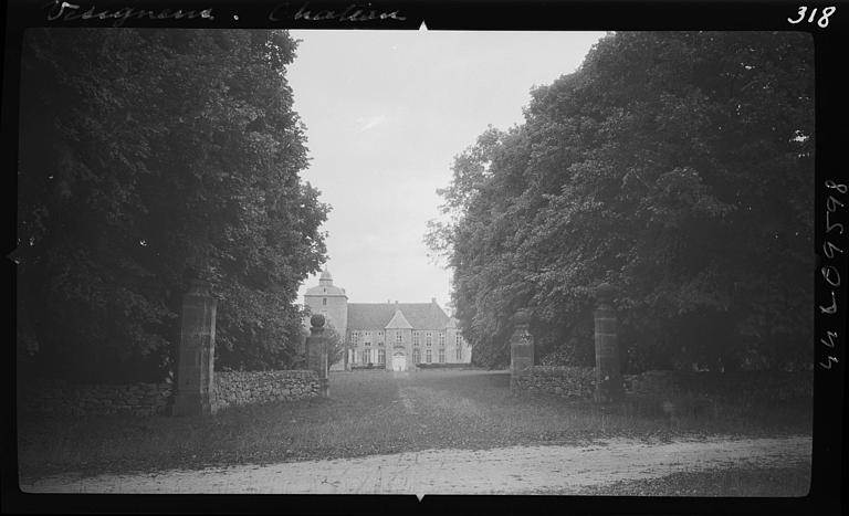 Vue éloignée du château prise depuis l'enceinte