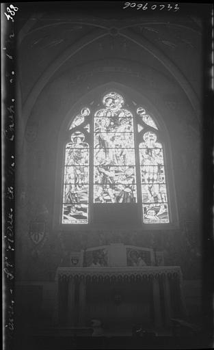 Intérieur, chapelle Jeanne d'Arc : vitraux et autel