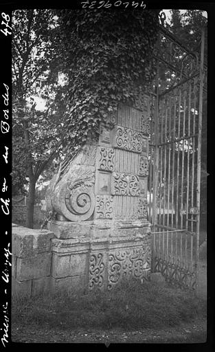 Enceinte, grille d'entrée : détail d'un des piliers sculptés