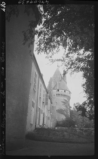 Façade, vue diagonale vers une des tours rondes