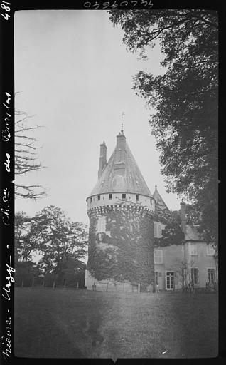 Façade, détail : une des tours rondes