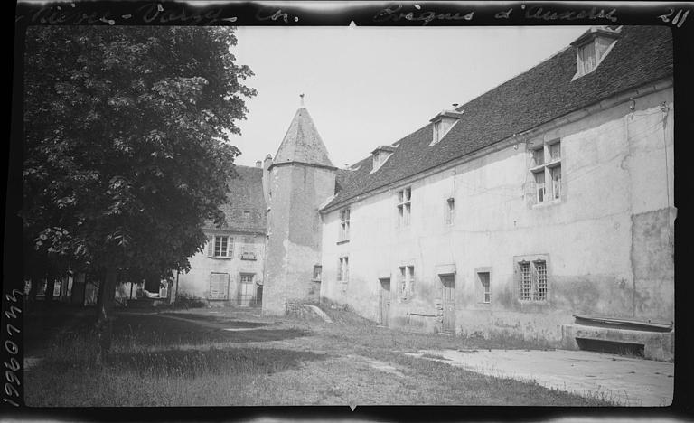 Extérieur : angle de façades, avec tour