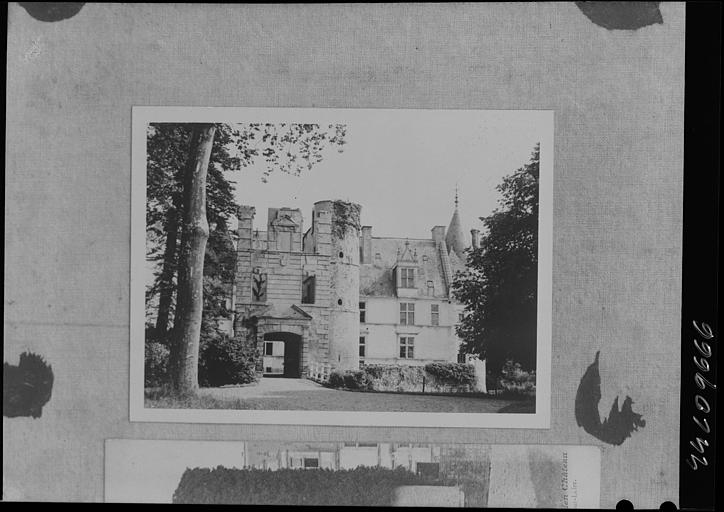 Tour porte et une partie de la façade principale