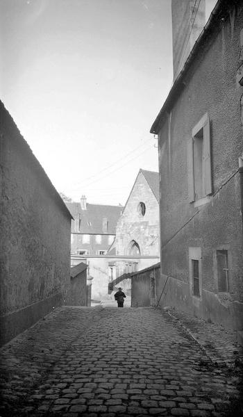 Façade donnant sur une rue pavée