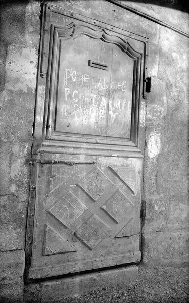 Porte avec graffitis