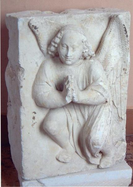 bas-relief : ange porteur d'un des instruments de la Passion, vue générale