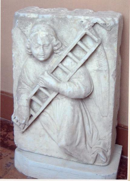 6 bas-reliefs d'anges porteurs des instruments de la Passion