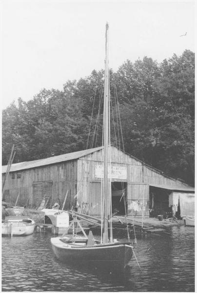 bateau de plaisance (bateau de régate de rivière, dériveur) dit Le Vezon