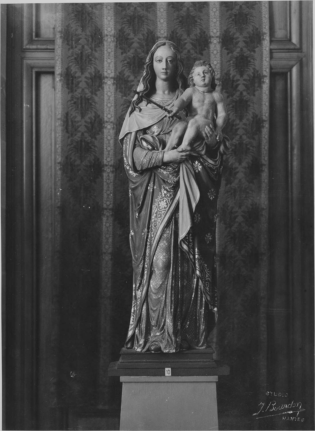 statue : Vierge à l'enfant, vue générale