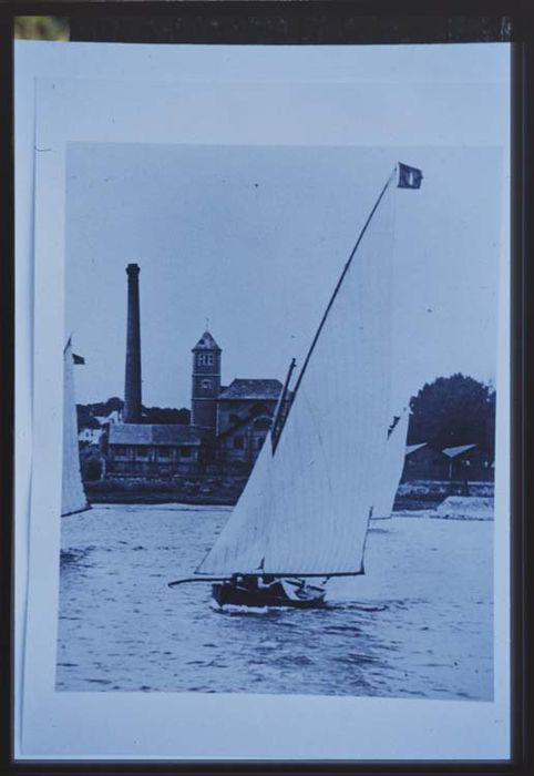 bateau de plaisance (bateau de régate de rivière, dériveur) dit Le Vezon