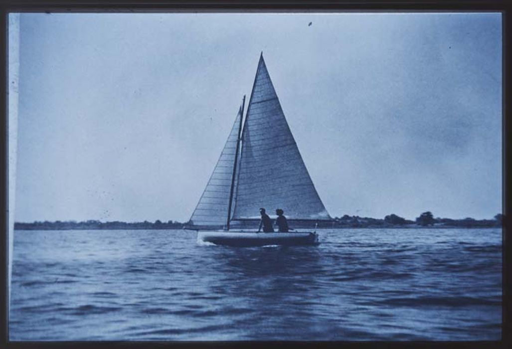 bateau de plaisance (bateau de régate de rivière, dériveur) dit Le Vezon