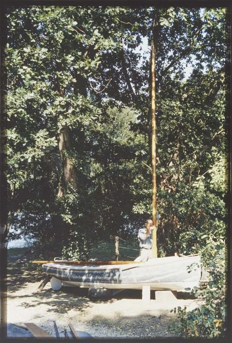 bateau de plaisance (bateau de régate de rivière, dériveur) dit Le Vezon