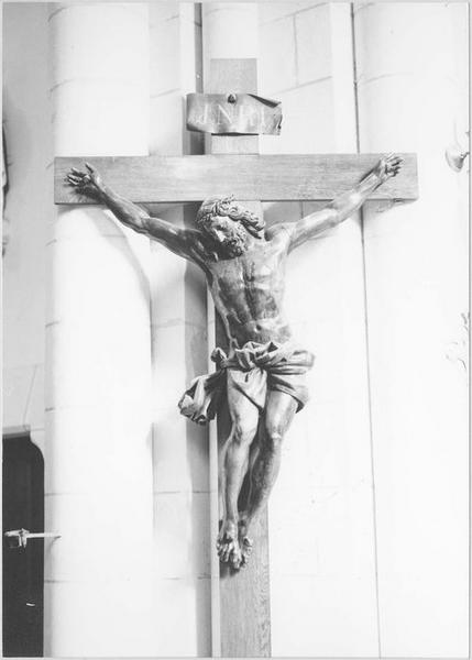 statue : Christ en croix
