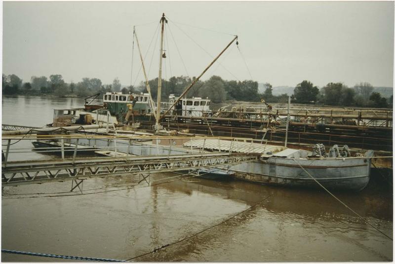 bateau de charge (chaland automoteur ponté), dit Cap-Vert, ex ville d'Ingrandes