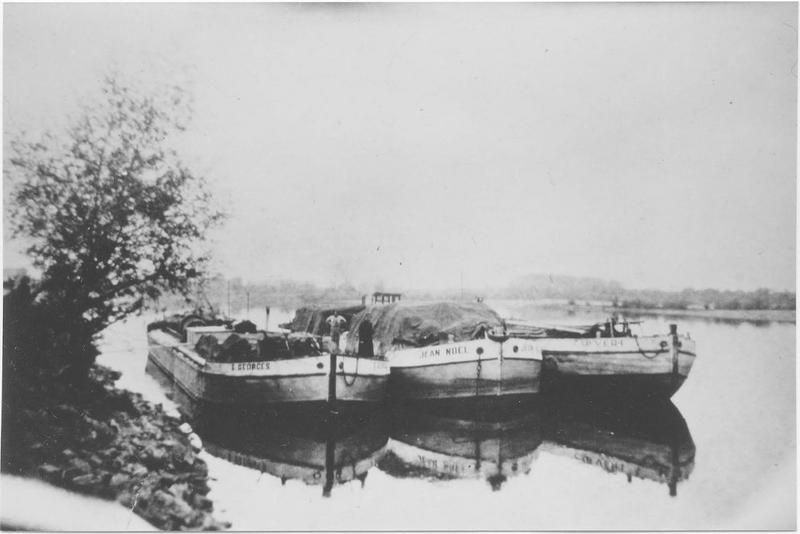 bateau de charge (chaland automoteur ponté), dit Cap-Vert, ex ville d'Ingrandes