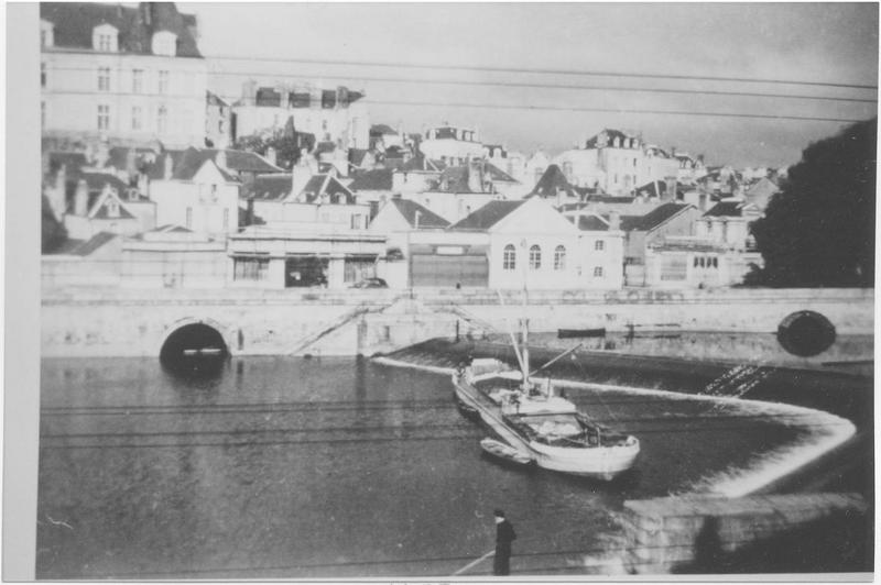 bateau de charge (chaland automoteur ponté), dit Cap-Vert, ex ville d'Ingrandes