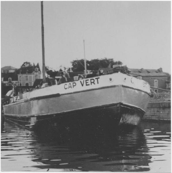 bateau de charge (chaland automoteur ponté), dit Cap-Vert, ex ville d'Ingrandes
