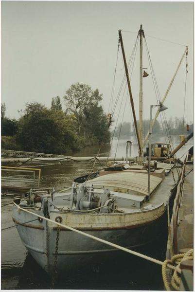 bateau de charge (chaland automoteur ponté), dit Cap-Vert, ex ville d'Ingrandes