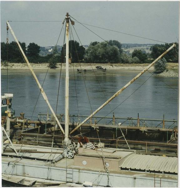 bateau de charge (chaland automoteur ponté), dit Cap-Vert, ex ville d'Ingrandes