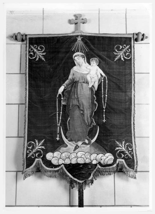 bannière de procession de la Vierge à l'Enfant et de saint Pierre