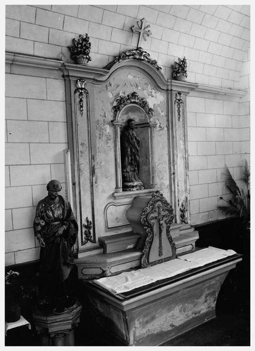 ensemble des autels du Sacré-Coeur et de la Vierge avec leurs retables et leurs tabernacles