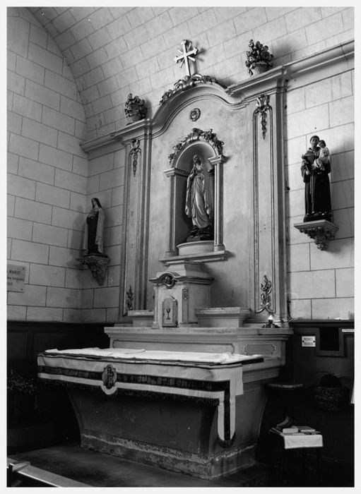 ensemble des autels du Sacré-Coeur et de la Vierge avec leurs retables et leurs tabernacles