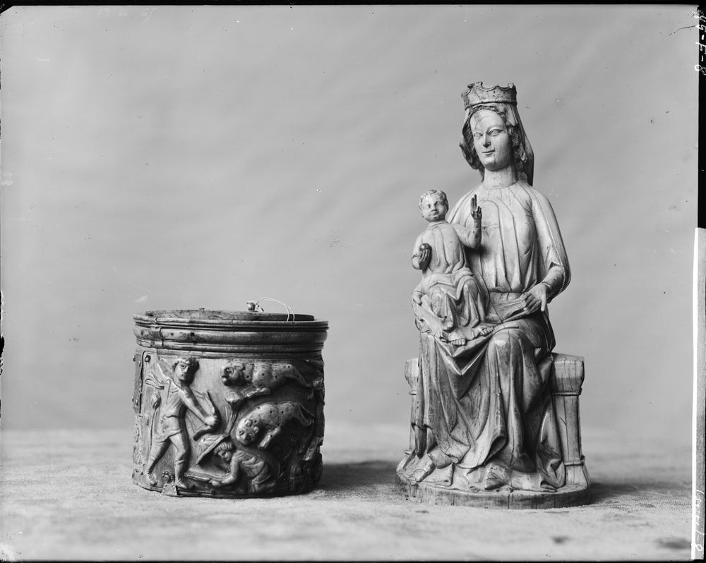 Pyxide cylindrique ornée de scènes de chasse aux fauves avec fragment de poignée argent ; Statuette : Vierge à l'Enfant